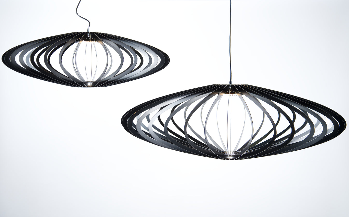 
                  
                    Luminaire architectural de grande dimension au design intemporel et aérien. Cette suspension est idéale pour les grandes hauteurs sous plafond. Cette suspension existe en différentes tailles et différentes couleurs pour s’adapter à tous les intérieurs. Eclairage LED. Ce luminaire signera votre décoration d'intérieur. 
                  
                