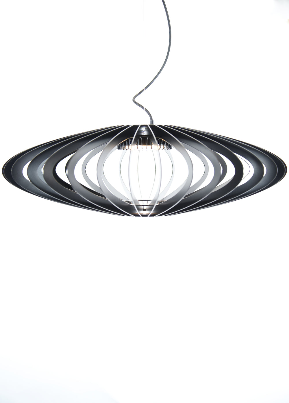 Luminaire architectural de grande dimension au design intemporel et aérien. Cette suspension est idéale pour les grandes hauteurs sous plafond. Cette suspension existe en différentes tailles et différentes couleurs pour s’adapter à tous les intérieurs. Eclairage LED. Ce luminaire signera votre décoration d'intérieur. 